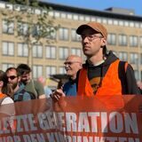 Demonstranten zogen am Freitag über den Wall.