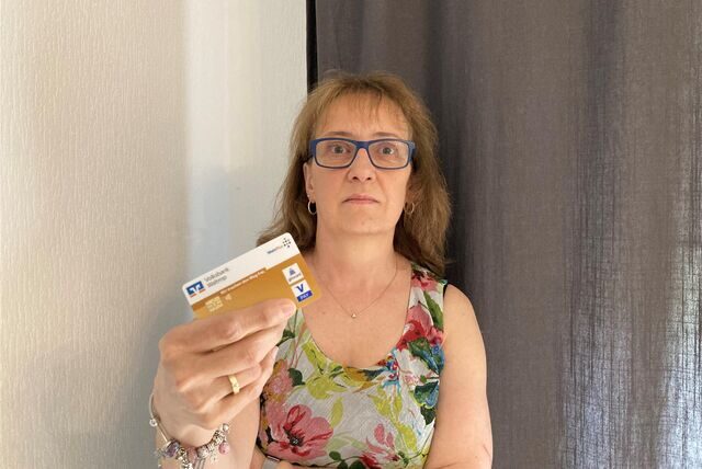 Petra Buschulte aus Waltrop hält ihre Girokarte in der rechten Hand.