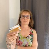 Petra Buschulte aus Waltrop hält ihre Girokarte in der rechten Hand.