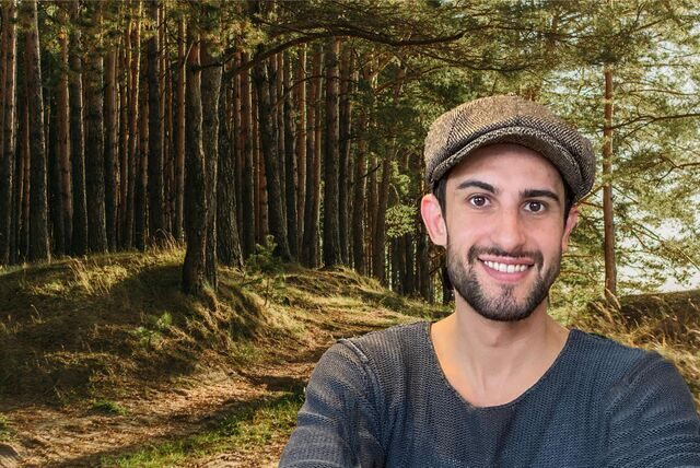 Cono Cinquemani steht vor einem Wald.