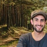 Cono Cinquemani steht vor einem Wald.