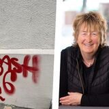 Die Montage zeigt Graffiti-Spuren an der Fassade des Ikonenmuseums Recklinghausen und  Versicherungsfachfrau Dagmar Isselhorst.