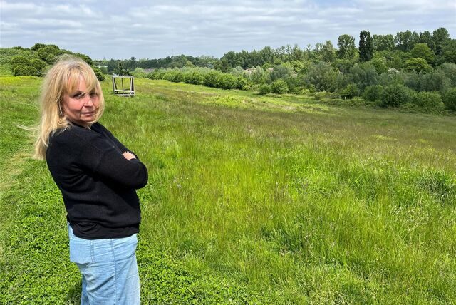 Auf dieser Freifläche zwischen Emscher und Friedhof Dorstfeld sollen spätestens Anfang 2026 die Bauarbeiten zu einer Kleingartenanlage beginnen – Anja Heimann will das verhindern.