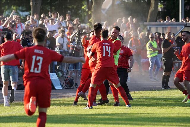 TuRa-MarkJubel bei den Spielern des FC TuRa Bergkamen. Elyesa Dumanli (in der Spielertraube mittig) war nach seinem Treffer zum 5:4-Endstand der gefeierte Mann.