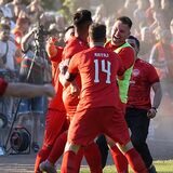TuRa-MarkJubel bei den Spielern des FC TuRa Bergkamen. Elyesa Dumanli (in der Spielertraube mittig) war nach seinem Treffer zum 5:4-Endstand der gefeierte Mann.