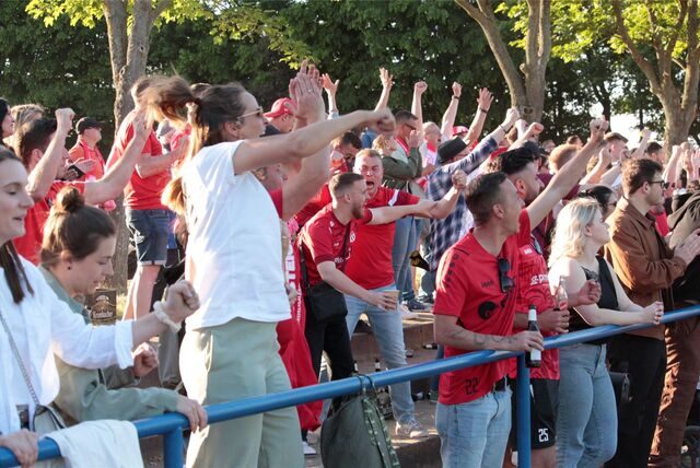Jubel bei den Fans von TuRa Bergkamen nach dem 5:4-Siegtor durch Elyesa Dumanli gegen den VfL Mark in Pelkum. Wenige Minuten später stand der Aufstieg in die Bezirksliga endgültig fest.
