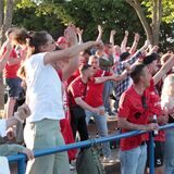 Jubel bei den Fans von TuRa Bergkamen nach dem 5:4-Siegtor durch Elyesa Dumanli gegen den VfL Mark in Pelkum. Wenige Minuten später stand der Aufstieg in die Bezirksliga endgültig fest.