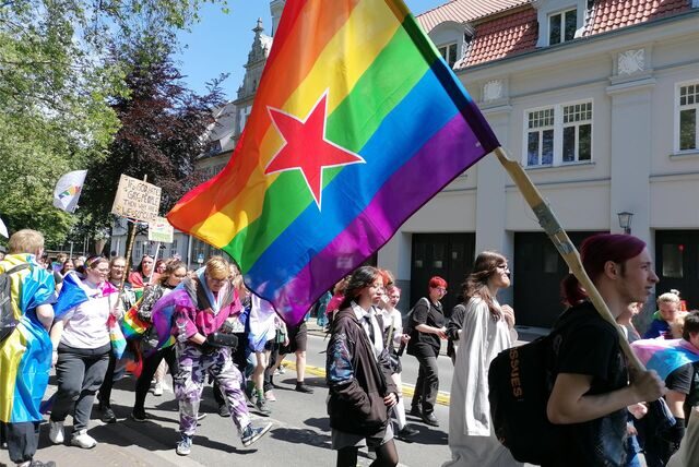 Hunderte Teilnehmer zogen am Samstag (3.6.) beim Recklinghäuser Christopher Street Day um die Wälle.