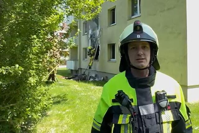 Einsatzleiter Florian Brandt informiert über den Wohnungsbrand in Obercastrop.
