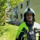 Einsatzleiter Florian Brandt informiert über den Wohnungsbrand in Obercastrop.