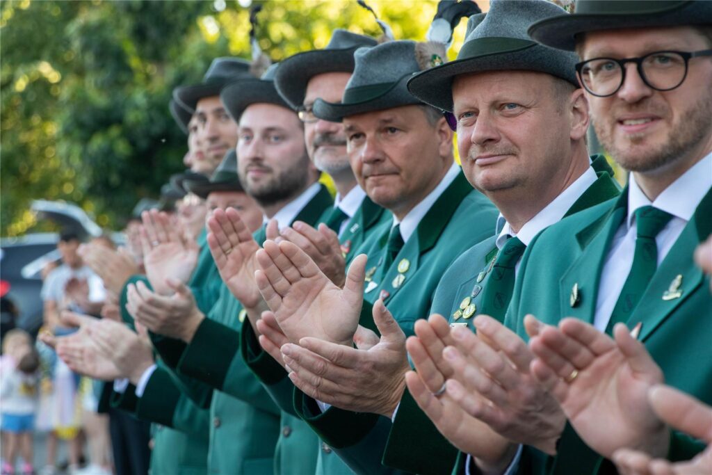 Schützen und Zuschauer feierten beim Vogelabholen, zwei Wochen vor dem Schützenfest. Schützen und Zuschauer feierten beim Vogelabholen, zwei Wochen vor dem Schützenfest.