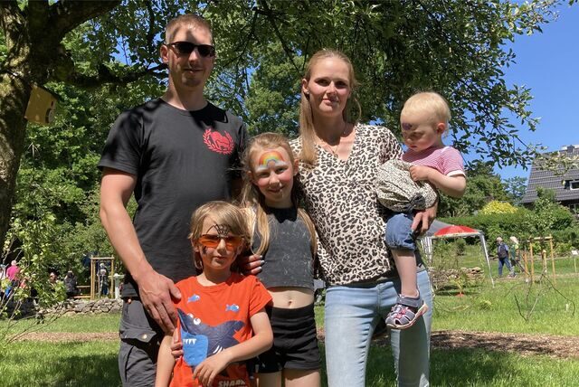 Lieblingsplatz gefunden: Moritz Bielsky und Lisa Dürr mit ihren Kindern (v. l.) Ludwig (5), Merle (9) und Svea (1) fühlen sich im Schaten dieses alten Obstbaums auf der Museumswiese Hembrauk einfach wohl.