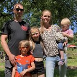 Lieblingsplatz gefunden: Moritz Bielsky und Lisa Dürr mit ihren Kindern (v. l.) Ludwig (5), Merle (9) und Svea (1) fühlen sich im Schaten dieses alten Obstbaums auf der Museumswiese Hembrauk einfach wohl.