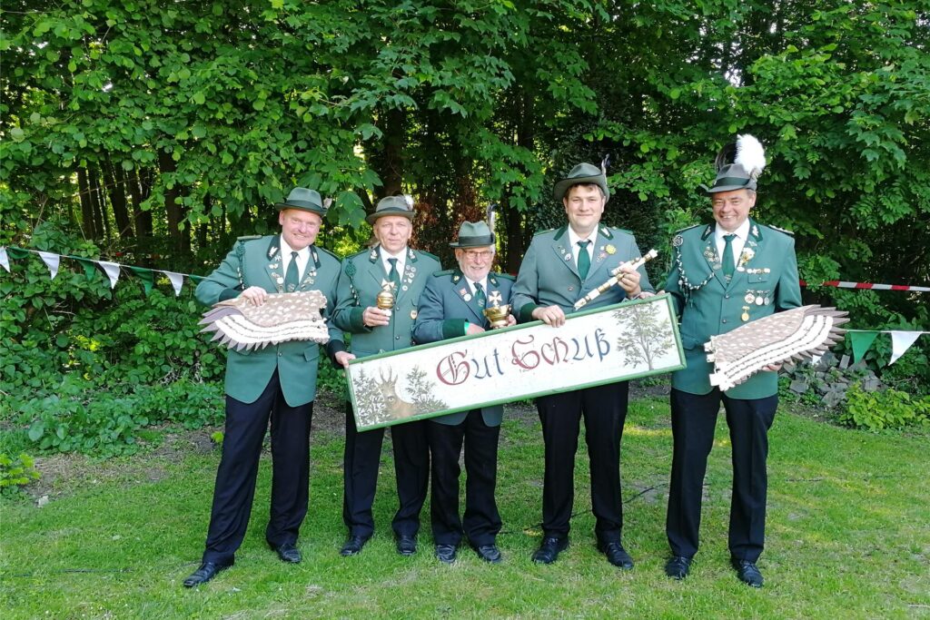 Die Insignienschützen (v.l.) beim Biwak des Bürgerschützenvereins Oberwiese in Waltrop: Frank Sandhofe (rechter Flügel), Paul Westhoff (Apfel), Fernando Mecarone (Krone), Klaus Höwer (Zepter) und Vogelbauer Thomas Stern (linker Flügel) Die Insignienschützen (v.l.) beim Biwak des Bürgerschützenvereins Oberwiese in Waltrop: Frank Sandhofe (rechter Flügel), Paul Westhoff (Apfel), Fernando Mecarone (Krone), Klaus Höwer (Zepter) und Vogelbauer Thomas Stern (linker Flügel)