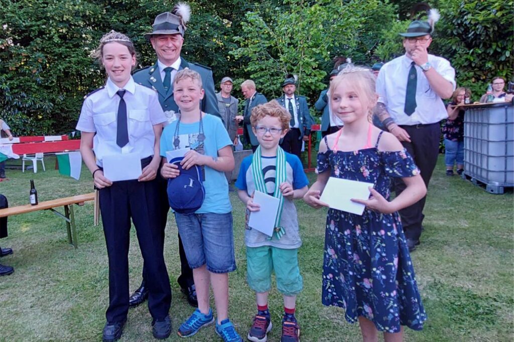 Die Kinderkönigspaare beim Biwak des Bürgerschützenvereins Oberwiese in Waltrop (v.l.): Nele Westhoff und Phil Kröner sowie Benjamin Hemmerde und Sophie Blaszyk. Im Hintergrund: König Christian I. Steinhoff. Die Kinderkönigspaare beim Biwak des Bürgerschützenvereins Oberwiese in Waltrop (v.l.): Nele Westhoff und Phil Kröner sowie Benjamin Hemmerde und Sophie Blaszyk. Im Hintergrund: König Christian I. Steinhoff.