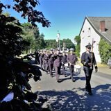 Eine Marschkapelle zieht über eine Straße in Waltrop.