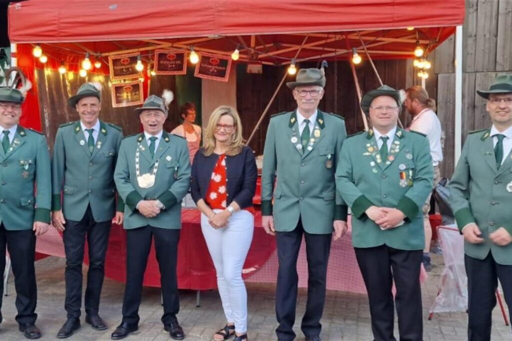 BSV-Oberwiese-Jubilare unter sich (v.l.): Markus Hans, Michael Sandhofe, Königspaar Christian I. und Michaela I. Steinhoff, Hermann-Josef Dickhöfer, 1. Vorsitzender Christoph Brunswick, Karsten Sandhofe (Nicht alle Jubilare waren anwesend.)