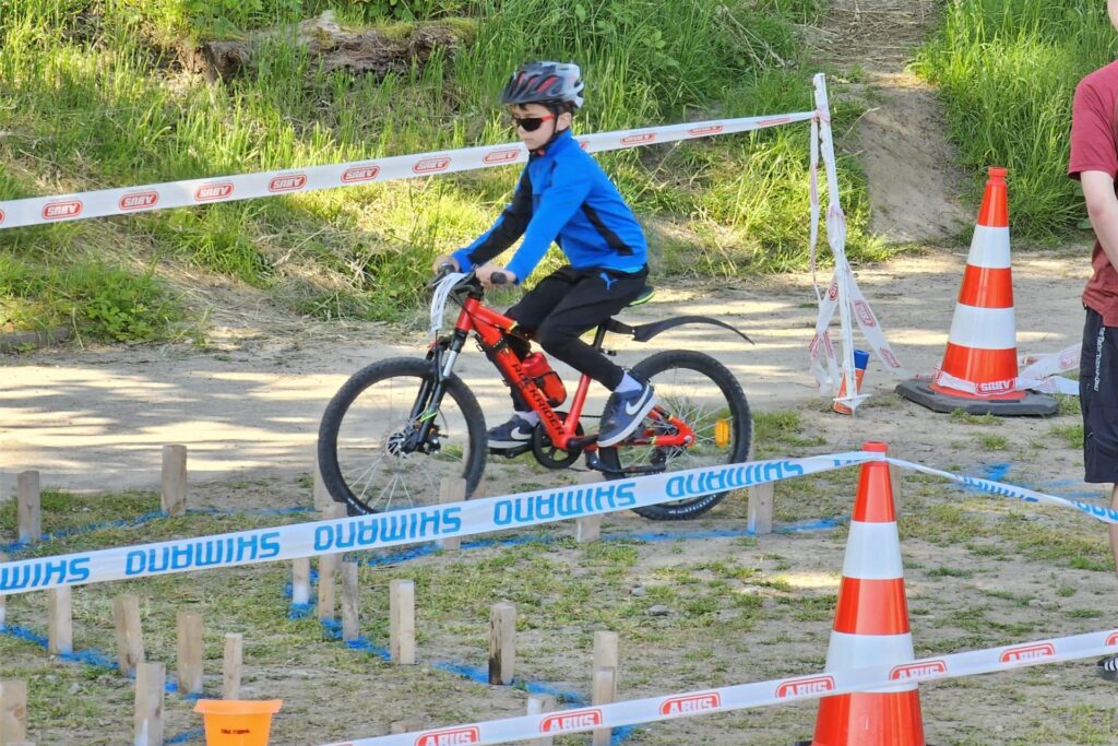 Ein Schüler der Ewaldschule in Oer-Erkenschwick durchfährt auf seinem Mountainbike den Parcours bei den NRW-Schulmeisterschaften im Mountainbikefahren in Essen-Steele. Ein Schüler der Ewaldschule in Oer-Erkenschwick durchfährt auf seinem Mountainbike den Parcours bei den NRW-Schulmeisterschaften im Mountainbikefahren in Essen-Steele.