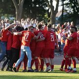 Elyesa Dumanli geht in der Jubeltraube unter. Er war der Matchwinner bei TuRa Bergkamens Aufstiegssieg gegen den VfL Mark.
