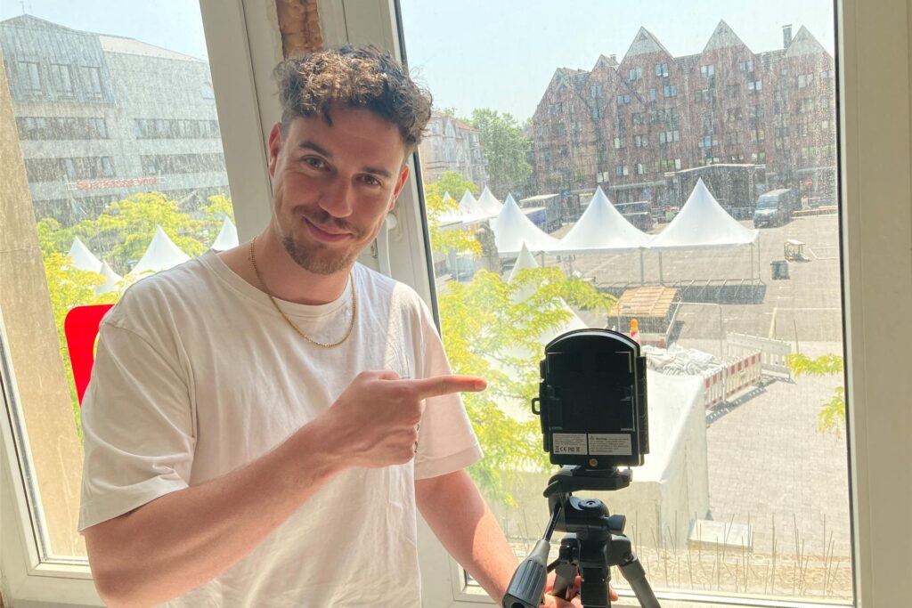 Ein Mitarbeiter der Ruhr Nachrichten zeigt auf eine Kamera, die den Aufbau von Castrop kocht über filmt. Ein Mitarbeiter der Ruhr Nachrichten zeigt auf eine Kamera, die den Aufbau von Castrop kocht über filmt.