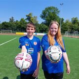 Kimbaly und Marius Schule Oberwiese mit Fußbällen