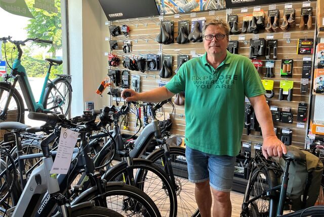 Peter Timmers in seinem Fahrradgeschäft „Drahtesel“.