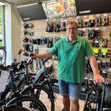 Peter Timmers in seinem Fahrradgeschäft „Drahtesel“.