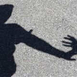Schattenspiel zeigt eine Hand, die eine andere abwehrt