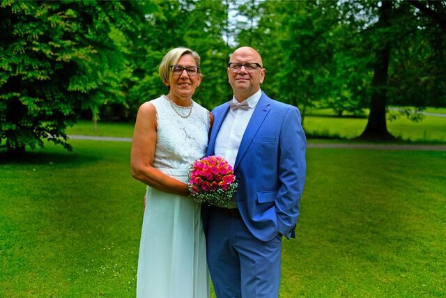 Die Eheleute Ulrike Achtelik und Ralf Kiebert stehen im Park hinter dem Rathaus in Recklinghausen