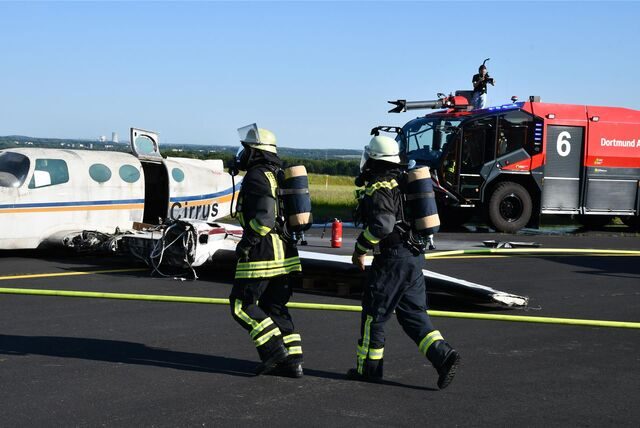 Feuerwehreinsatzkräfte eilen zum Flugzeugwrack – zum Glück nur für eine Übung.
