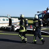 Feuerwehreinsatzkräfte eilen zum Flugzeugwrack – zum Glück nur für eine Übung.