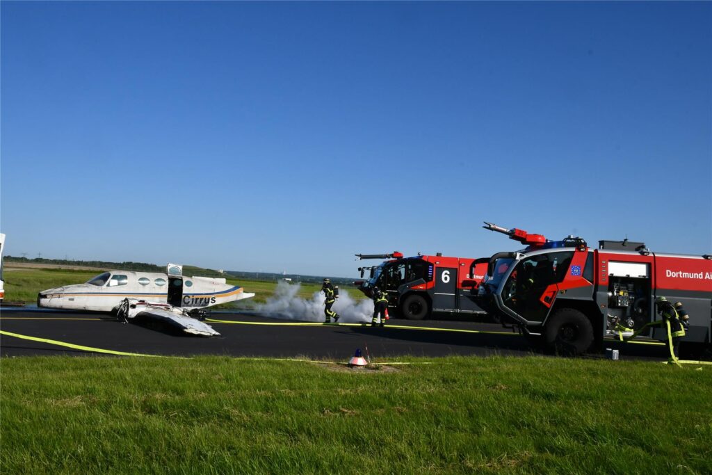 Übung für Ernstfall: Feuerwehr geht gegen Rauch aus dem Flugzeug vor.