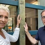 Schulleiter Manfred Bothorn und Stellvertreterin Peggy-Lange-Austrup an einem maroden Fenster der Heinrich-Kielhorn-Schule.