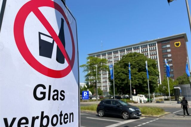 Ein „Glas verboten“-Schild hängt am Südwall. Angebracht wurde es anlässlich der möglichen Meisterfeier des BVB.