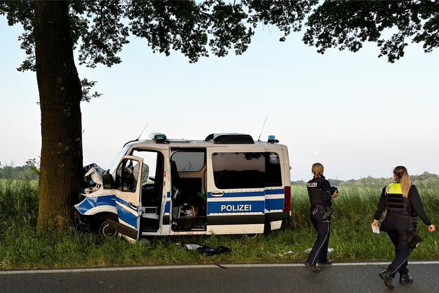 Unfall mit Polizei-Mannschaftswagen