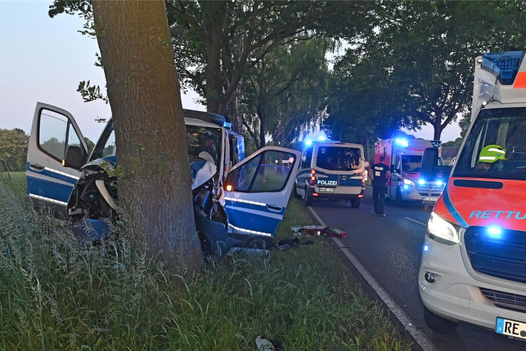 Unfall mit Polizei-Mannschaftswagen Unfall mit Polizei-Mannschaftswagen
