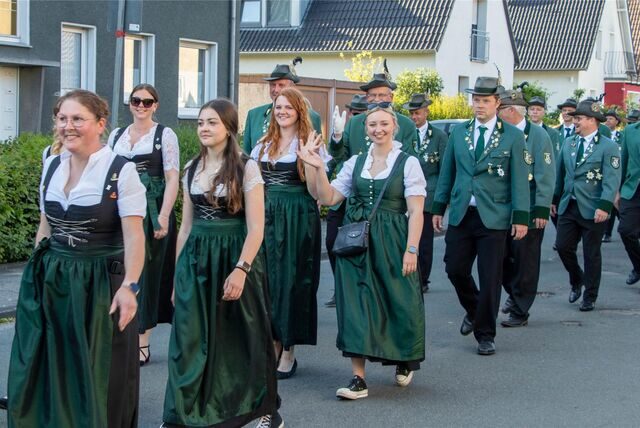 Festlich und kameradschaftlich gekleidet ging es am Wochenende beim ABSV Henrichenburg zu. Der Vogel wurde durch das Dorf zum Ausstellungsort begleitet.