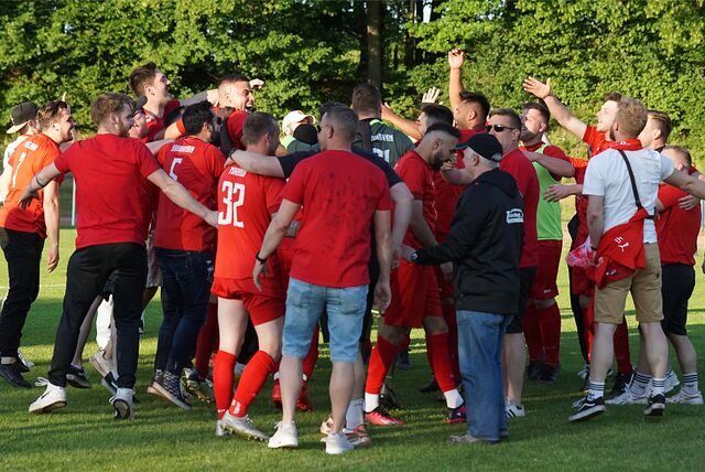Jubel bei den Spielern und Verantwortlichen des FC TuRa Bergkamen. Gegen den VfL Mark gelang durch den 5:4-Sieg im Relegationsspiel der Aufstieg in die Bezirksliga.