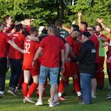 Jubel bei den Spielern und Verantwortlichen des FC TuRa Bergkamen. Gegen den VfL Mark gelang durch den 5:4-Sieg im Relegationsspiel der Aufstieg in die Bezirksliga.