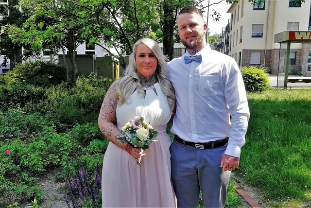 Das Hochzeitspaar Elisa-Juliana Sikora und Kevin Ketzler am Waltroper Rathaus.