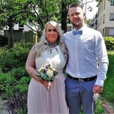 Das Hochzeitspaar Elisa-Juliana Sikora und Kevin Ketzler am Waltroper Rathaus.
