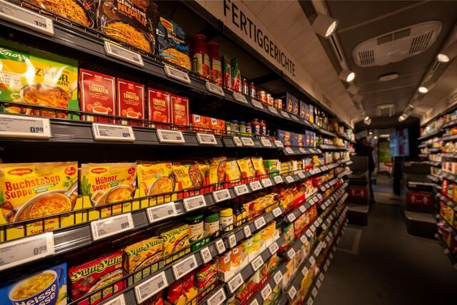 Diverse Lebensmittel sind in den Regalen im rollenden Supermarkt platziert