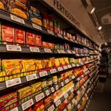 Diverse Lebensmittel sind in den Regalen im rollenden Supermarkt platziert