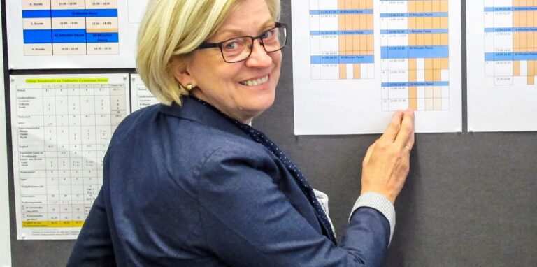 Begrüßt den Präsenzunterricht und bleibt optimistisch: Bärbel Schweers, Schulleiterin am Städtischen Gymnasium Herten.