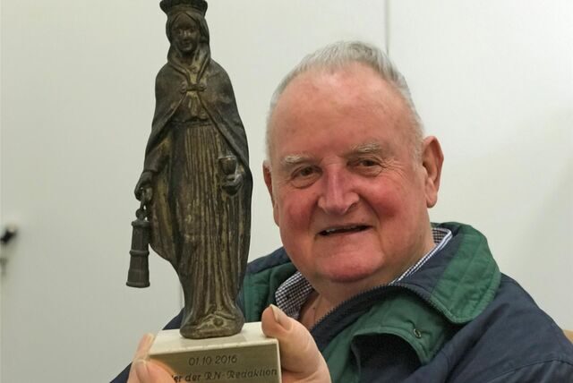 Karlheinz Rauhut engagiert sich seit Jahrzehnten auf verschiedene Weise. Hier überreichte er eine Figur der Bergbau-Heiligen St. Barbara, jahrelang war er aktiv im Stadtrat und Ausschuss-Vorsitzender.