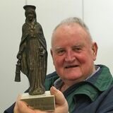 Karlheinz Rauhut engagiert sich seit Jahrzehnten auf verschiedene Weise. Hier überreichte er eine Figur der Bergbau-Heiligen St. Barbara, jahrelang war er aktiv im Stadtrat und Ausschuss-Vorsitzender.