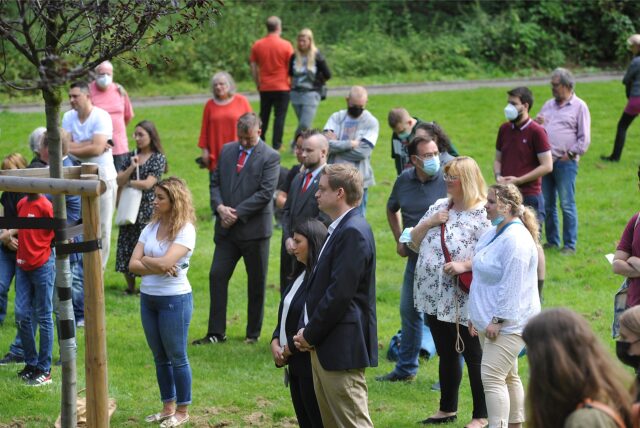 Viele Menschen kamen am Sonntag zur Mahnwache im Goldschmieding-Park.