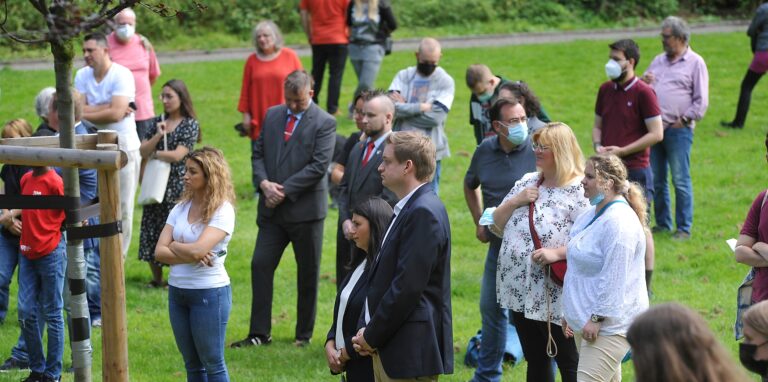 Viele Menschen kamen am Sonntag zur Mahnwache im Goldschmieding-Park.