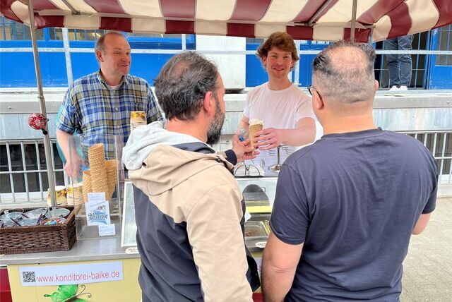 Christoph und Dirk  Balke verteilen Eis an Insassen der JVA Münster.