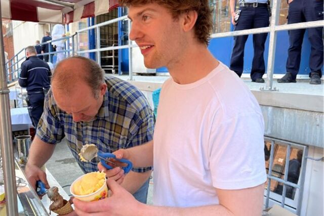 Die Halterner Bäcker Dirk und Christoph Balke haben im Knast Eis verteilt.